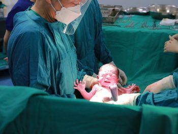 Pourquoi un bébé pleure-t-il à la naissance ?