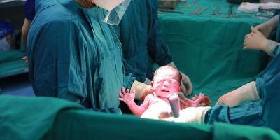 Pourquoi un bébé pleure-t-il à la naissance ?