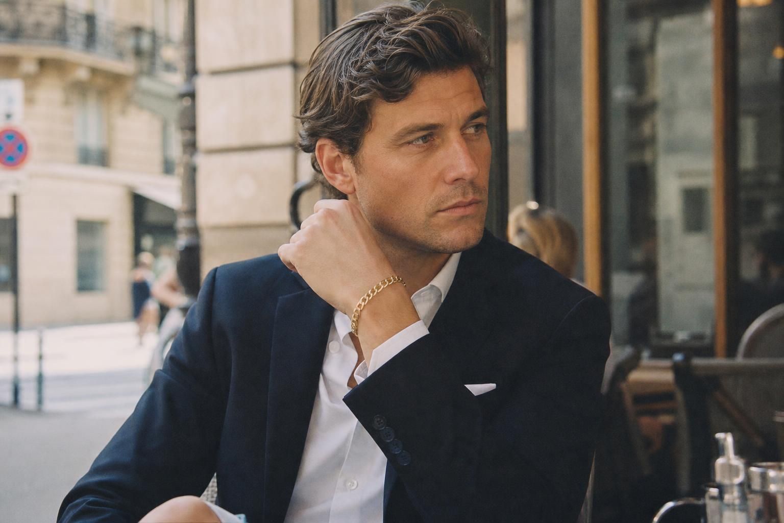découvrez sur quel poignet porter une gourmette pour allier style et tradition. conseils pratiques et significations pour bien choisir.