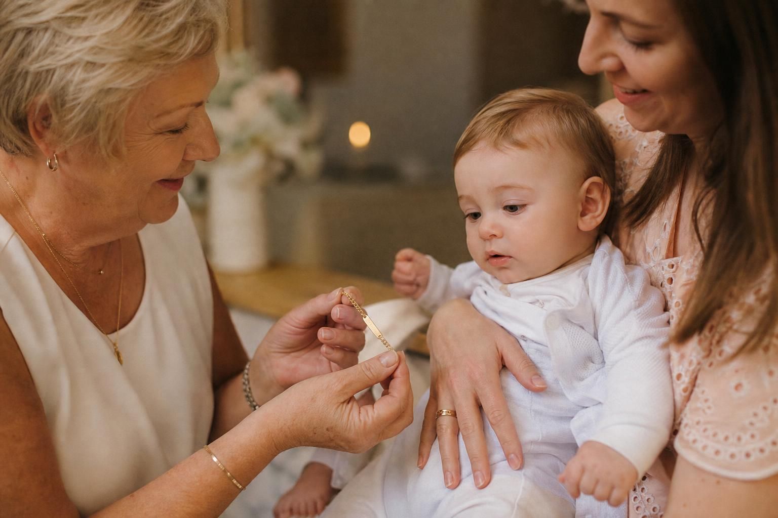 découvrez qui offre traditionnellement la gourmette de baptême : le parrain, la marraine ou les grands-parents, et les significations de ce cadeau symbolique.